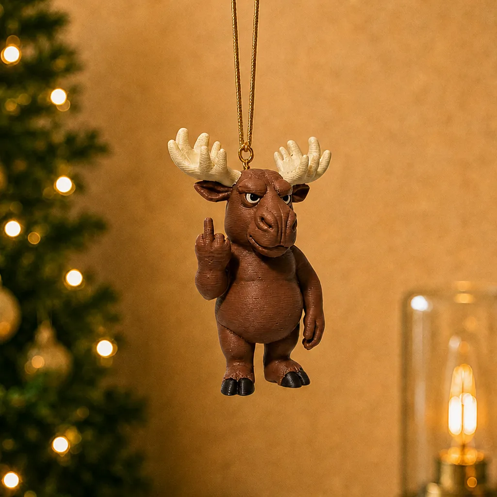 Elandfiguur met attitude hangt aan een goudkleurig koord, met opgestoken middelvinger voor onscherpe kerstverlichting.
